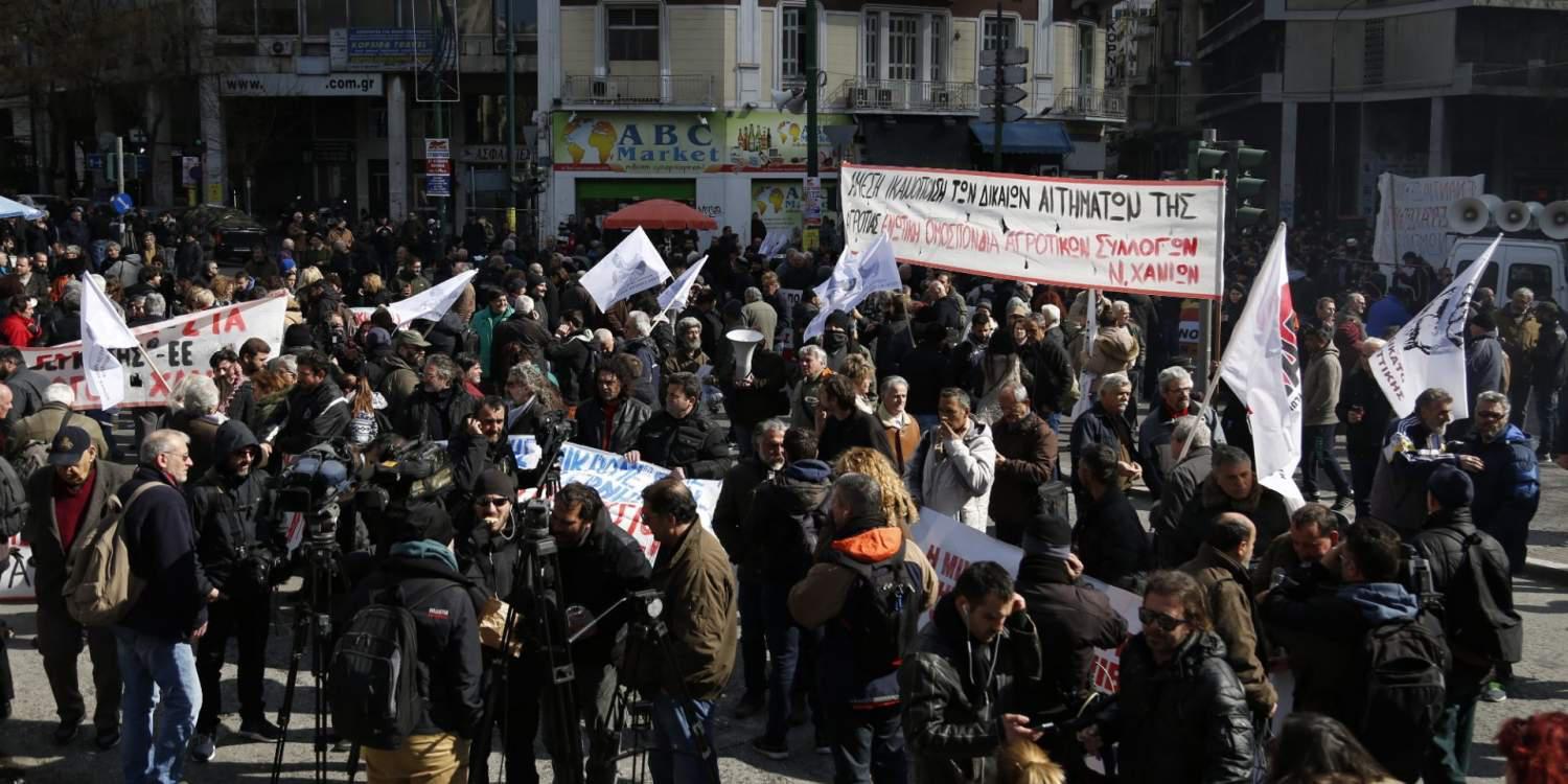 «Πλημμύρισε» η Αθήνα από τους αγανακτισμένους αγρότες – Κλειστοί οι δρόμοι στο κέντρο