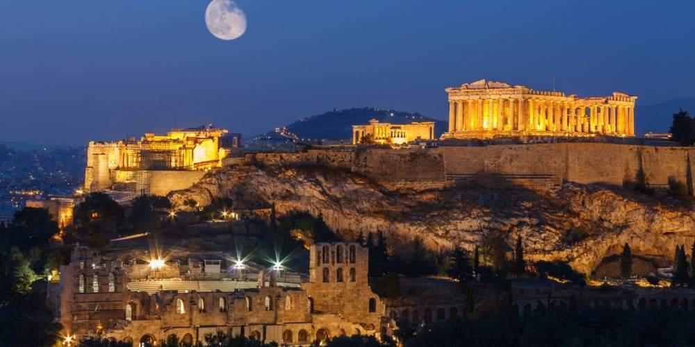 Αναστάσιμη λάμψη στον ουρανό της πόλης από τον Δήμο Αθηναίων