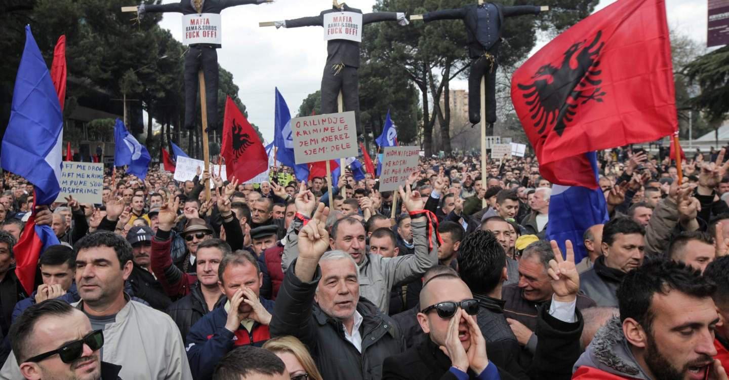 Δεν υποχωρεί η αντιπολίτευση – Συνεχίζονται οι διαδηλώσεις στην Αλβανία