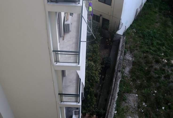 Τύχη βουνό για 23χρονο: Έπεσε από το μπαλκόνι 2ου ορόφου και τραυματίστηκε σοβαρά