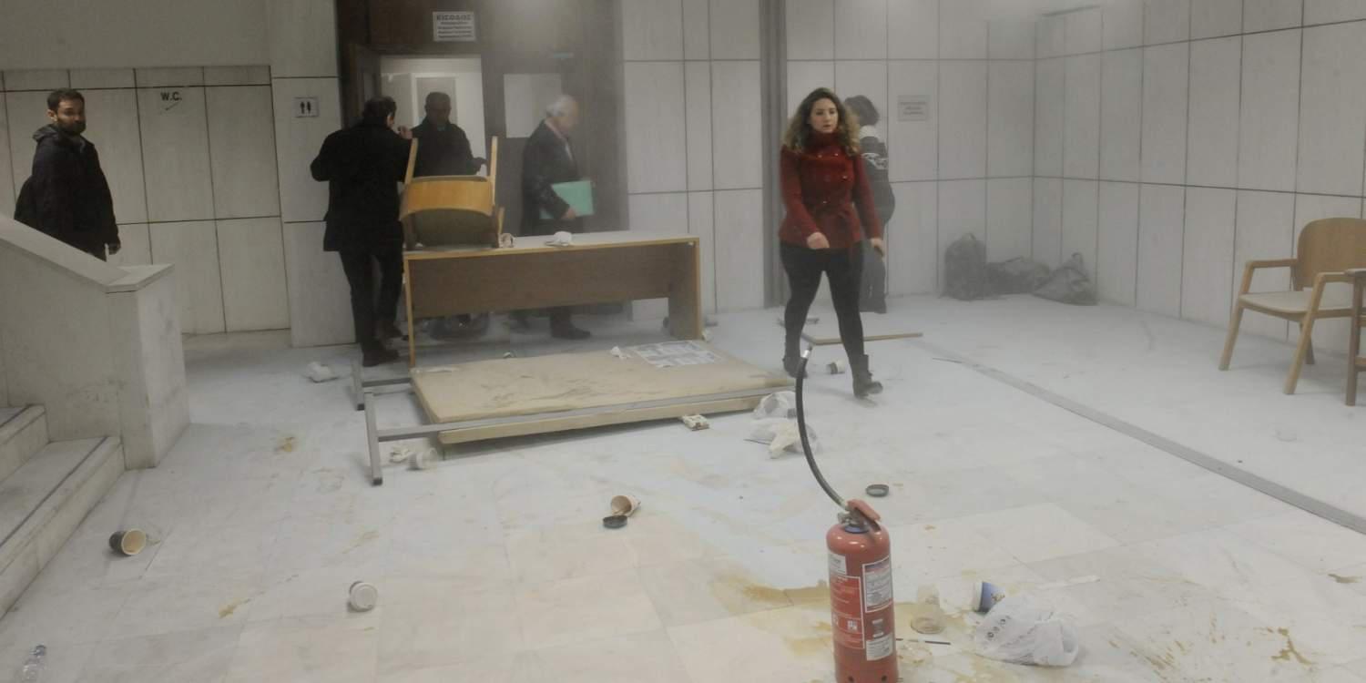 Άγρια επεισόδια διέκοψαν την δίκη της Χρυσής Αυγής