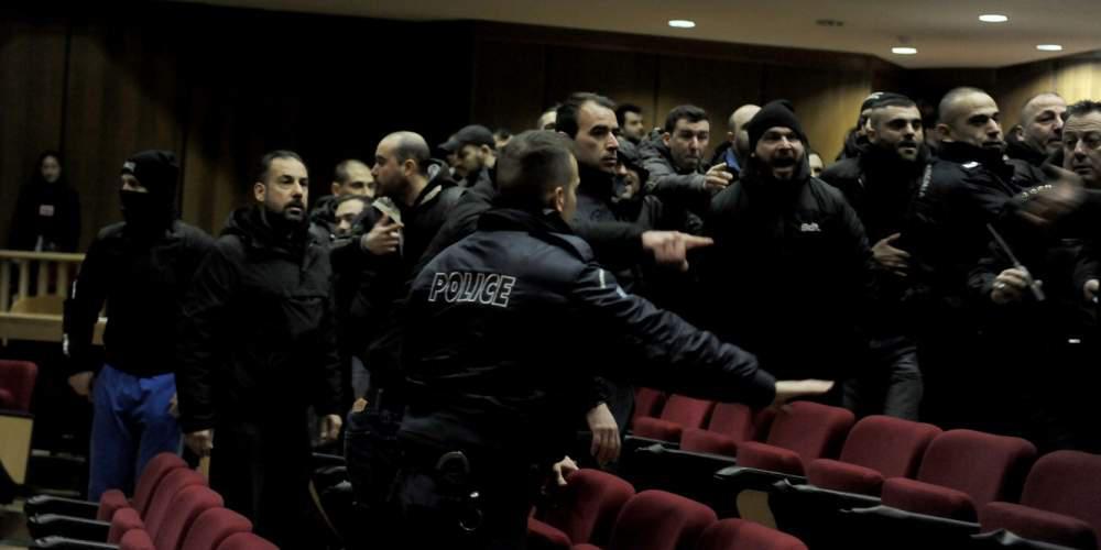 Ύβρις των Χρυσαυγιτών στην μνήμη του Παύλου Φύσσα – Επεισόδια στη δίκη της Χρυσής Αυγής