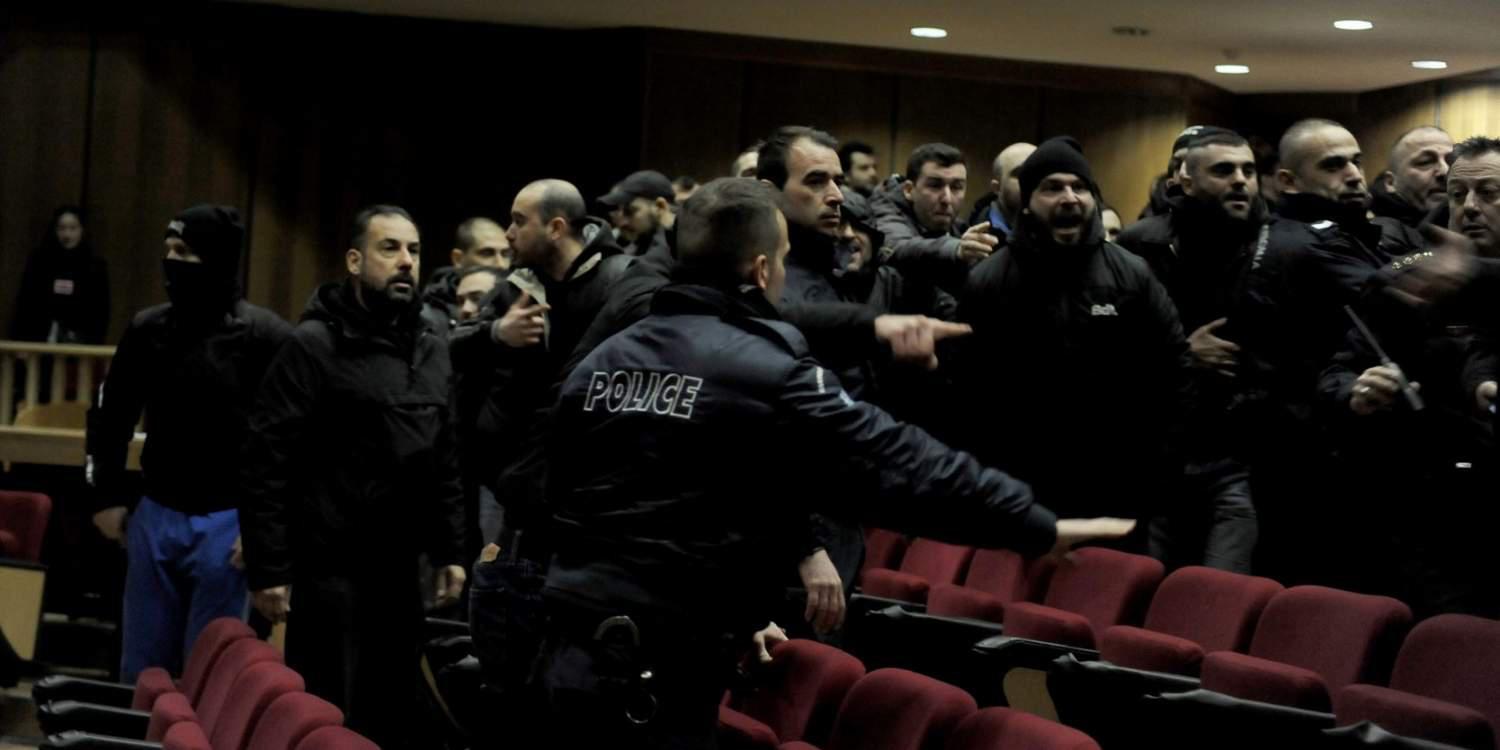 Ύβρις των Χρυσαυγιτών στην μνήμη του Παύλου Φύσσα – Επεισόδια στη δίκη της Χρυσής Αυγής