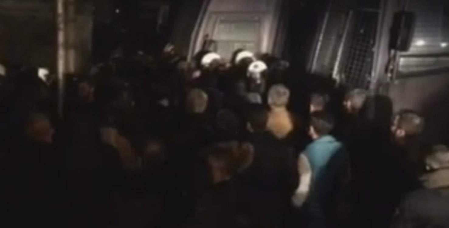 Συγκρούσεις αγροτών-ΜΑΤ στη Θεσσαλονίκη: Κλειστός ο δρόμος προς το «Μακεδονία» [βίντεο]