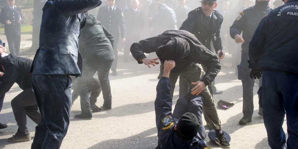Συμπλοκές αντεξουσιαστών με τα ΜΑΤ στα Γιάννινα – Δύο αστυνομικοί τραυματίες [εικόνες]