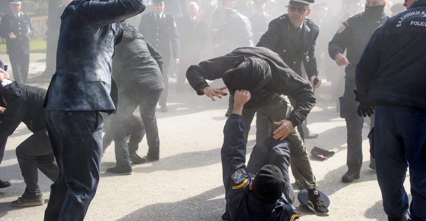 Συμπλοκές αντεξουσιαστών με τα ΜΑΤ στα Γιάννινα – Δύο αστυνομικοί τραυματίες [εικόνες]