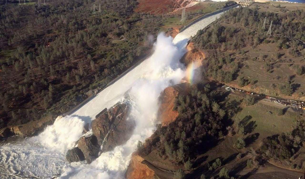 Εκκενώθηκε η περιοχή γύρω από το μεγαλύτερο φράγμα των ΗΠΑ [εικόνες & βίντεο]