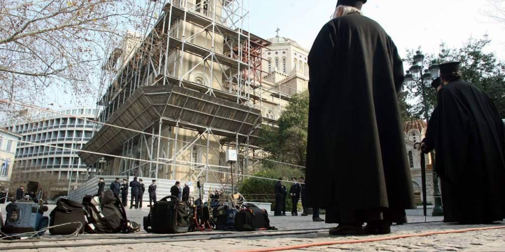 Ιερείς με μπαλωμένα ράσα λόγω οικονομικών δυσκολιών