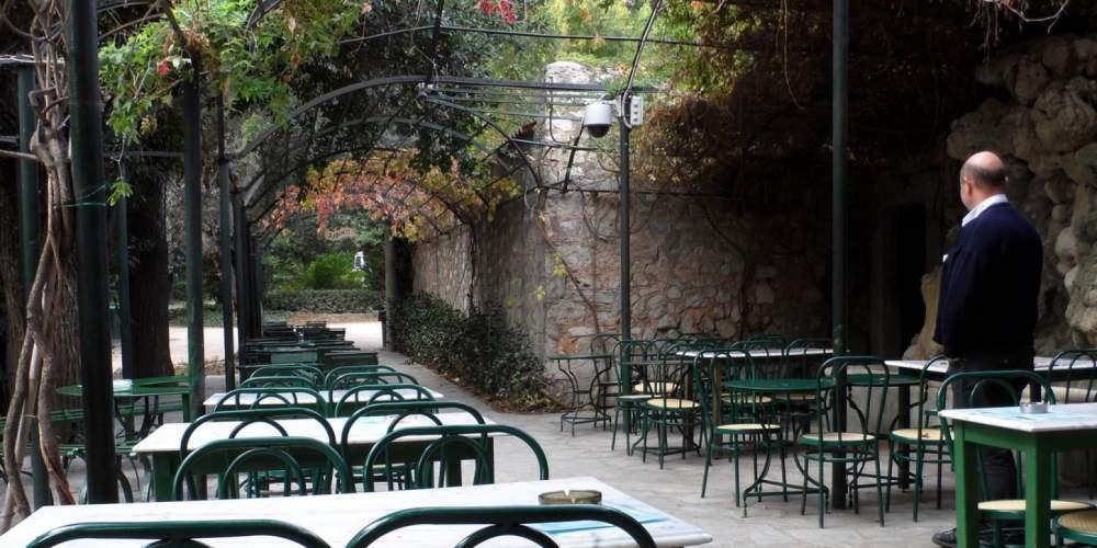 Λουκέτο στο καφενείο του Εθνικού Κήπου που μαραζώνει