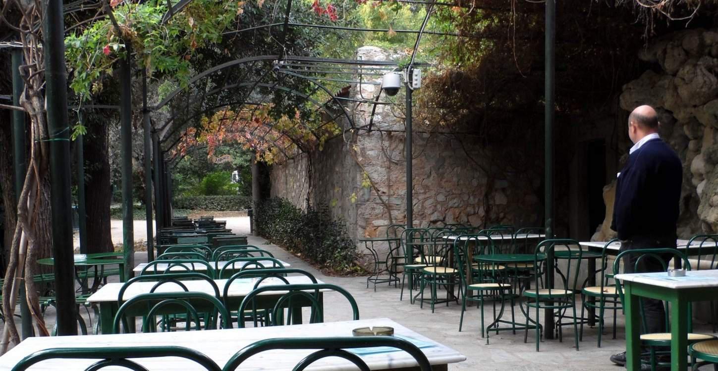 Λουκέτο στο καφενείο του Εθνικού Κήπου που μαραζώνει