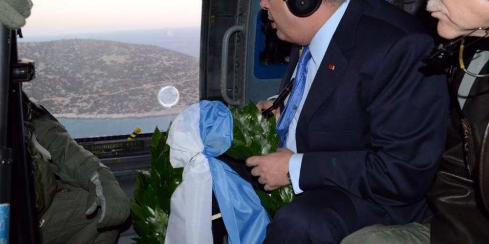 Ρίψη στεφάνου στα Ίμια από τον Πάνο Καμμένο [εικόνες]