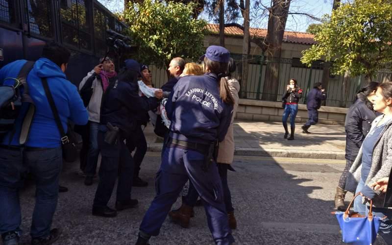 ΜΑΤ εμπόδισαν καθαρίστριες να φτάσουν στο Μαξίμου [εικόνες]