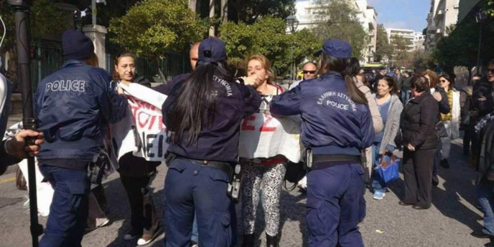 Τώρα ο ΣΥΡΙΖΑ υποδέχεται τις καθαρίστριες με τα ΜΑΤ