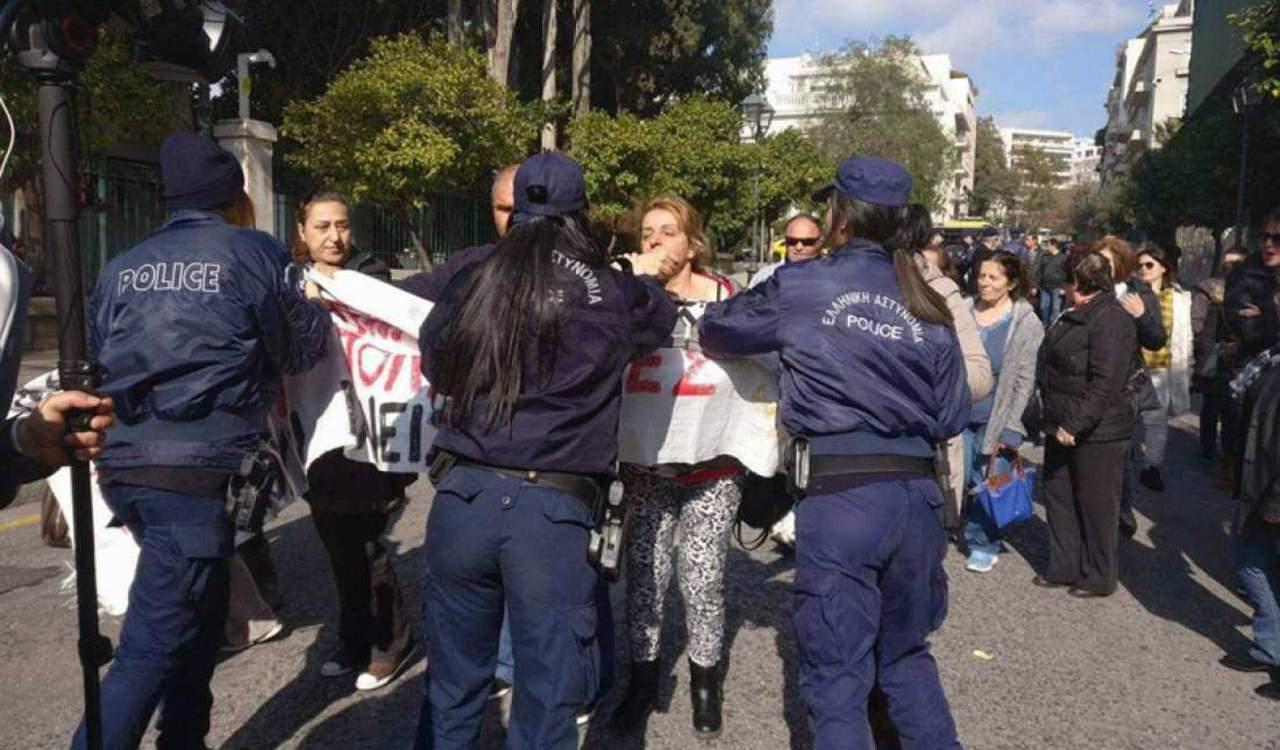 Τώρα ο ΣΥΡΙΖΑ υποδέχεται τις καθαρίστριες με τα ΜΑΤ