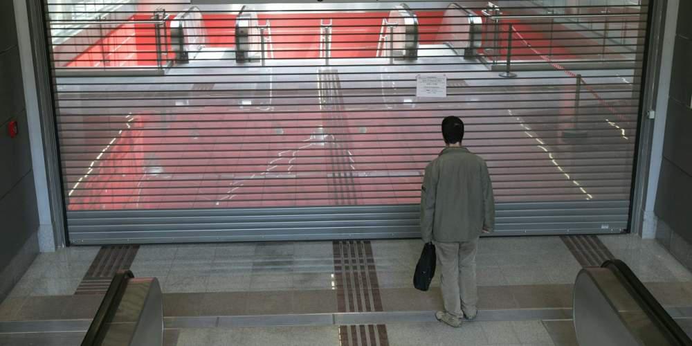 Άγνωστοι έσπασαν τα ακυρωτικά μηχανήματα του σταθμού Μετρό «Κεραμεικός» [εικόνες]