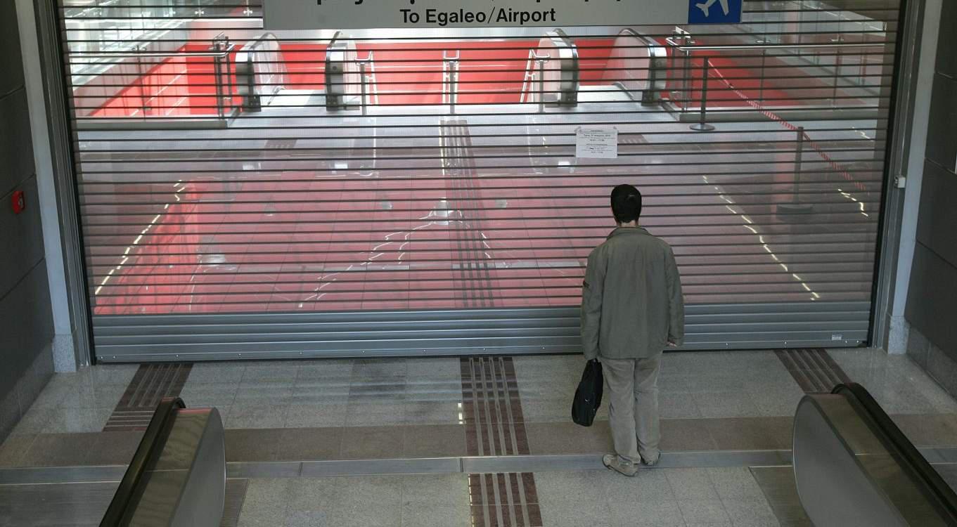 Άγνωστοι έσπασαν τα ακυρωτικά μηχανήματα του σταθμού Μετρό «Κεραμεικός» [εικόνες]
