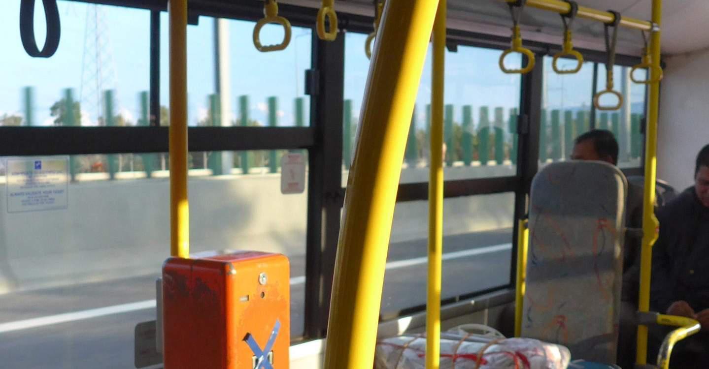 Επίθεση αγνώστων σε λεωφορείο στου Ζωγράφου – Κατέστρεψαν τα ακυρωτικά