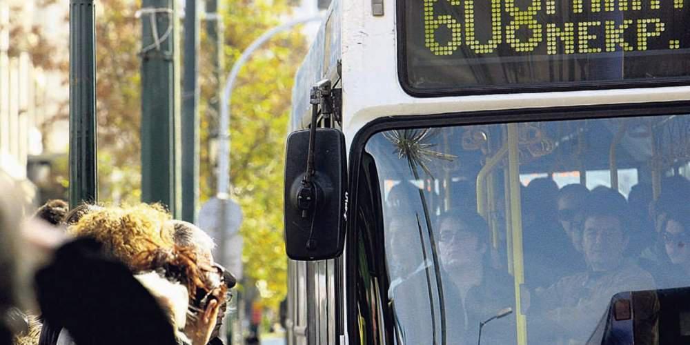 Ανενόχλητοι μπαχαλάκηδες σπάνε τα μηχανήματα των εισιτηρίων