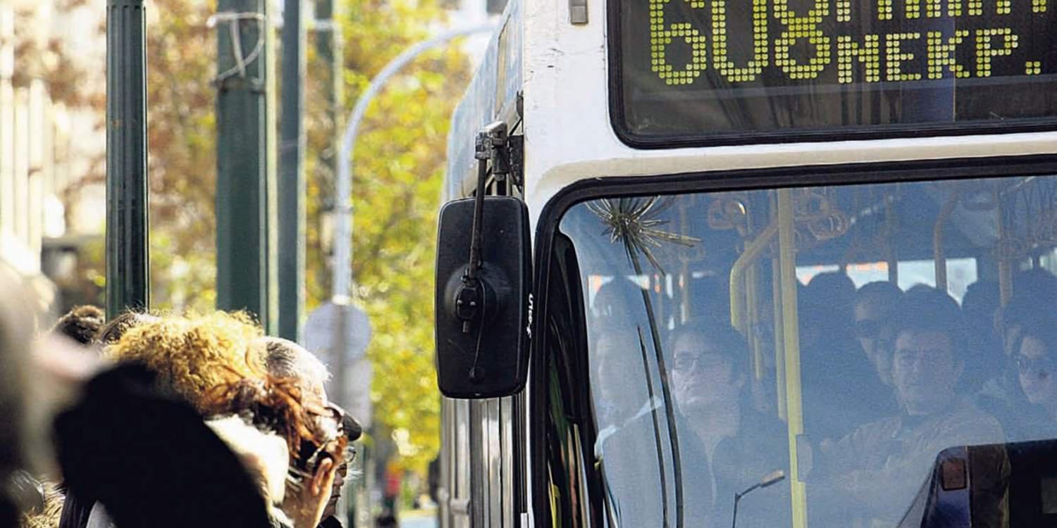 Ανενόχλητοι μπαχαλάκηδες σπάνε τα μηχανήματα των εισιτηρίων