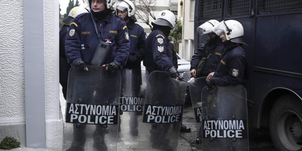 «Αντάλλαξαν» μολότοφ και δακρυγόνα, αντιεξουσιαστές και ΜΑΤ, στη Χαριλάου Τρικούπη