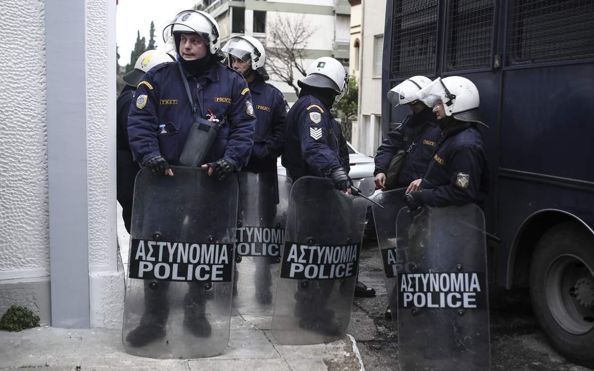 «Αντάλλαξαν» μολότοφ και δακρυγόνα, αντιεξουσιαστές και ΜΑΤ, στη Χαριλάου Τρικούπη