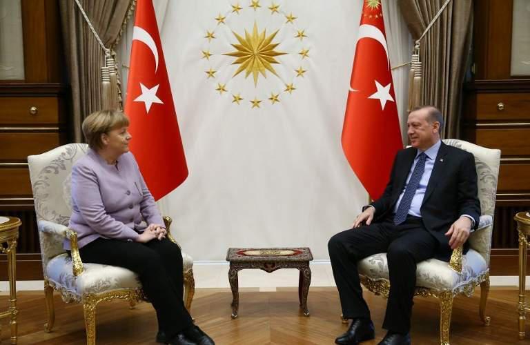 Ένταση μεταξύ Ερντογάν – Μέρκελ μπροστά στις κάμερες [βίντεο]