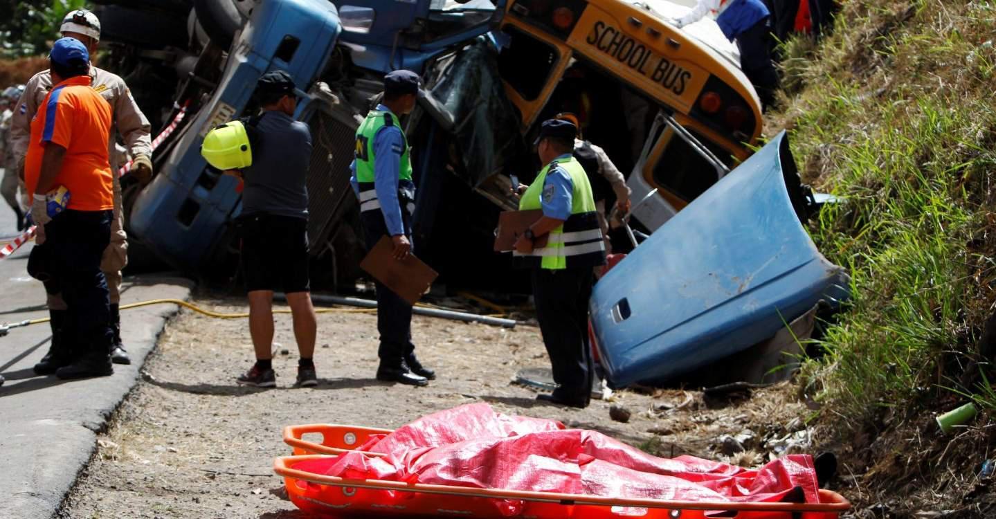 Στους 16 οι νεκροί από σύγκρουση σχολικού με φορτηγό στην Ονδούρα [εικόνες]