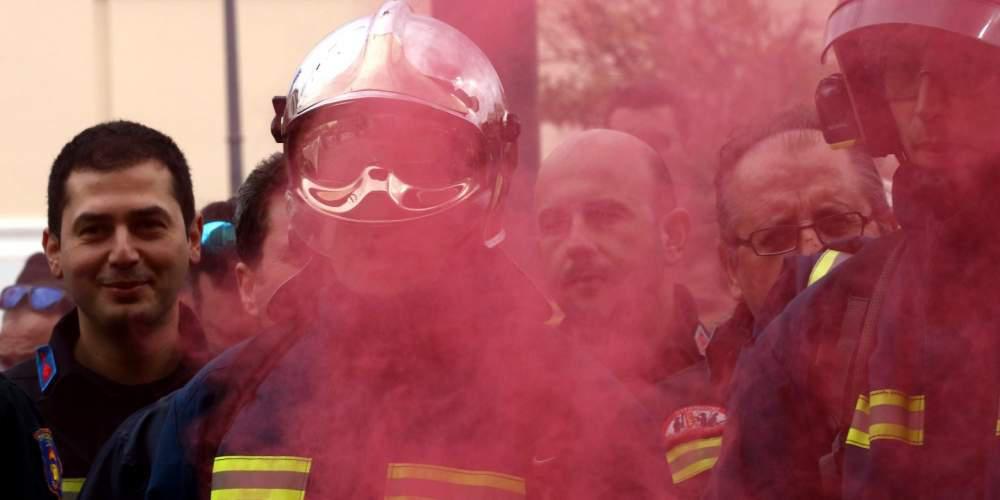 Κατάληψη στο γραφείο του Χουλιαράκη απο ένστολους