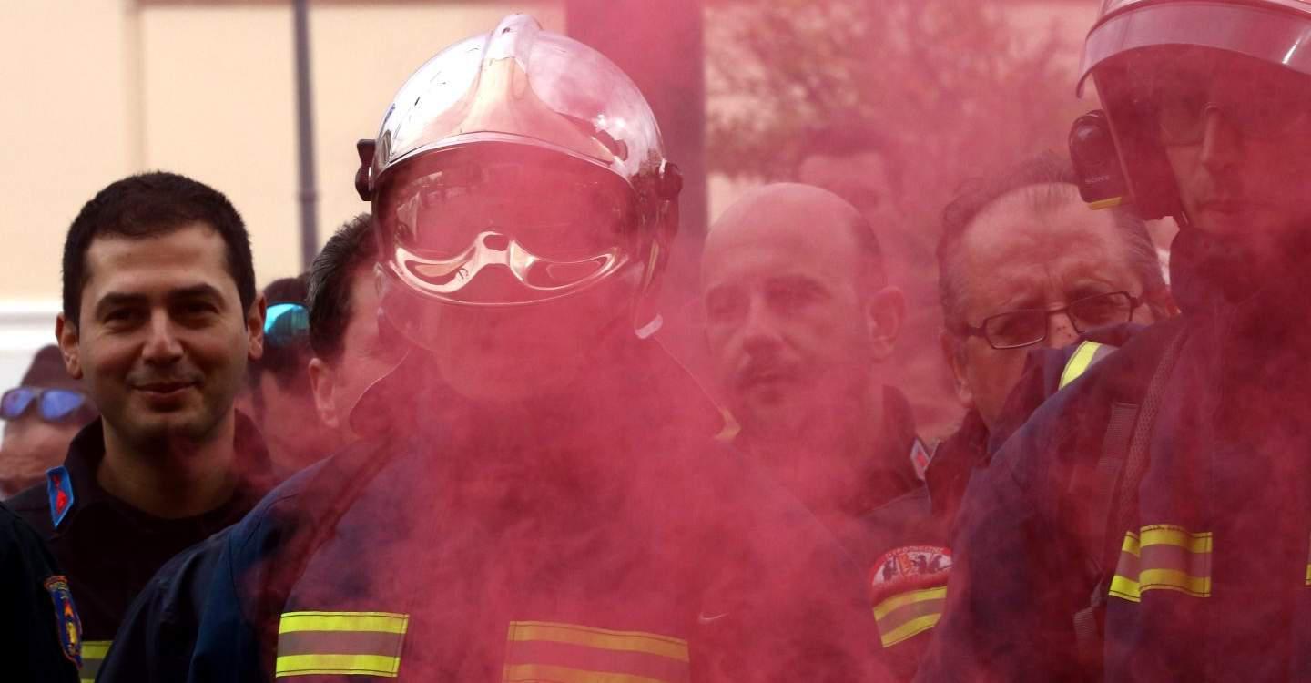 Κατάληψη στο γραφείο του Χουλιαράκη απο ένστολους