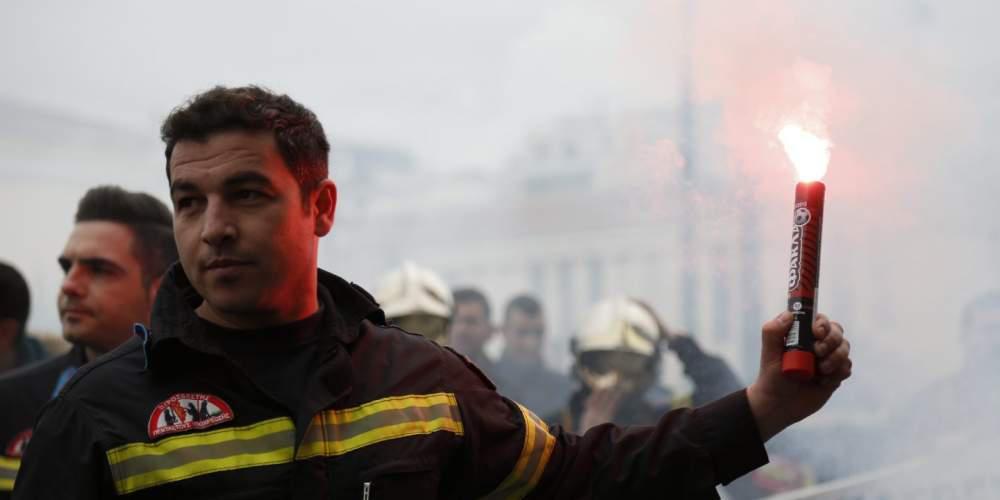 Συγκέντρωση διαμαρτυρίας πυροσβεστών στο Σύνταγμα με καπνογόνα και πυρσούς [εικόνες & βίντεο]