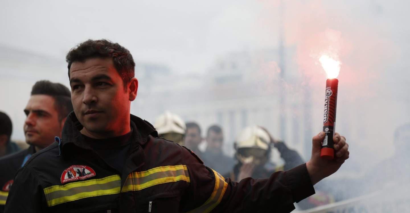 Συγκέντρωση διαμαρτυρίας πυροσβεστών στο Σύνταγμα με καπνογόνα και πυρσούς [εικόνες & βίντεο]