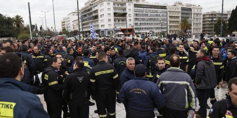 Συγκέντρωση πυροσβεστών πενταετούς θητείας στο κέντρο της Αθήνας