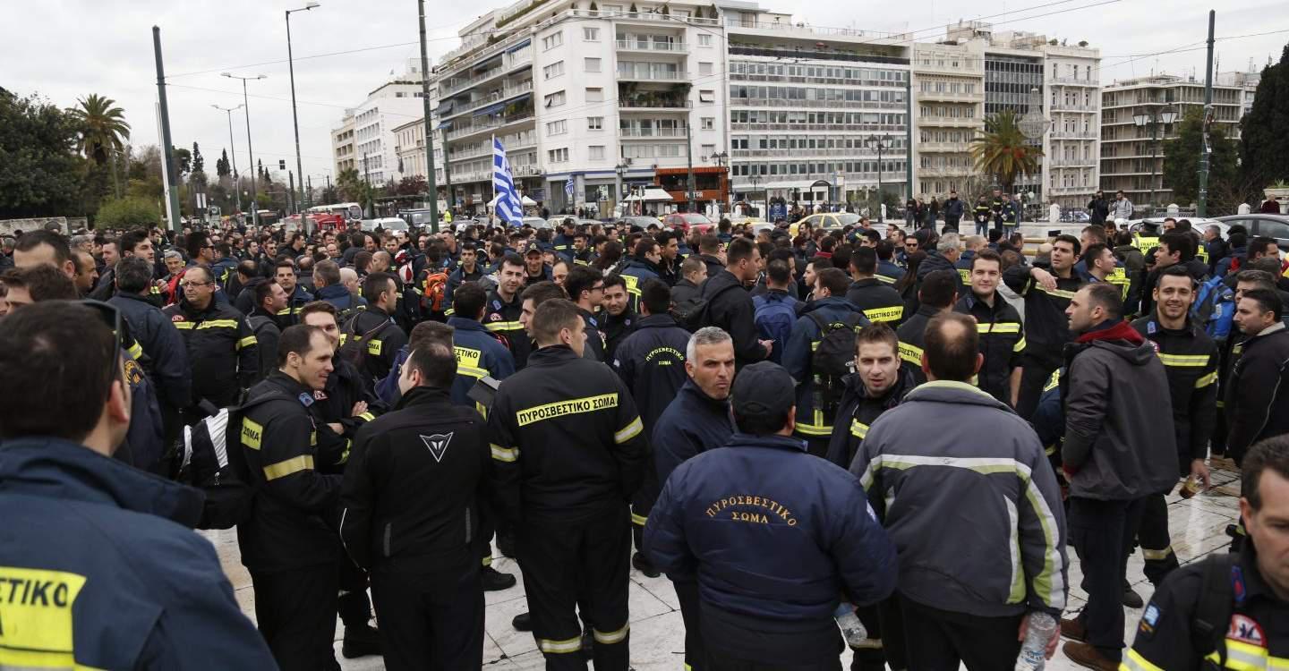 Συγκέντρωση πυροσβεστών πενταετούς θητείας στο κέντρο της Αθήνας
