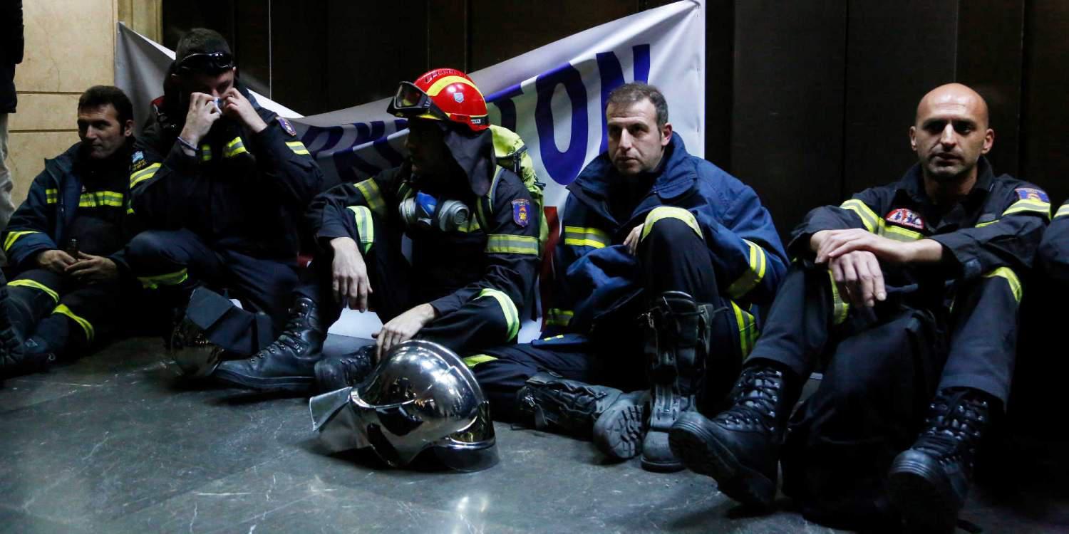 Οι πυροσβέστες κάνουν κατασκήνωση στο υπουργείο ενώ οι Γεροβασίλη υπόσχεται