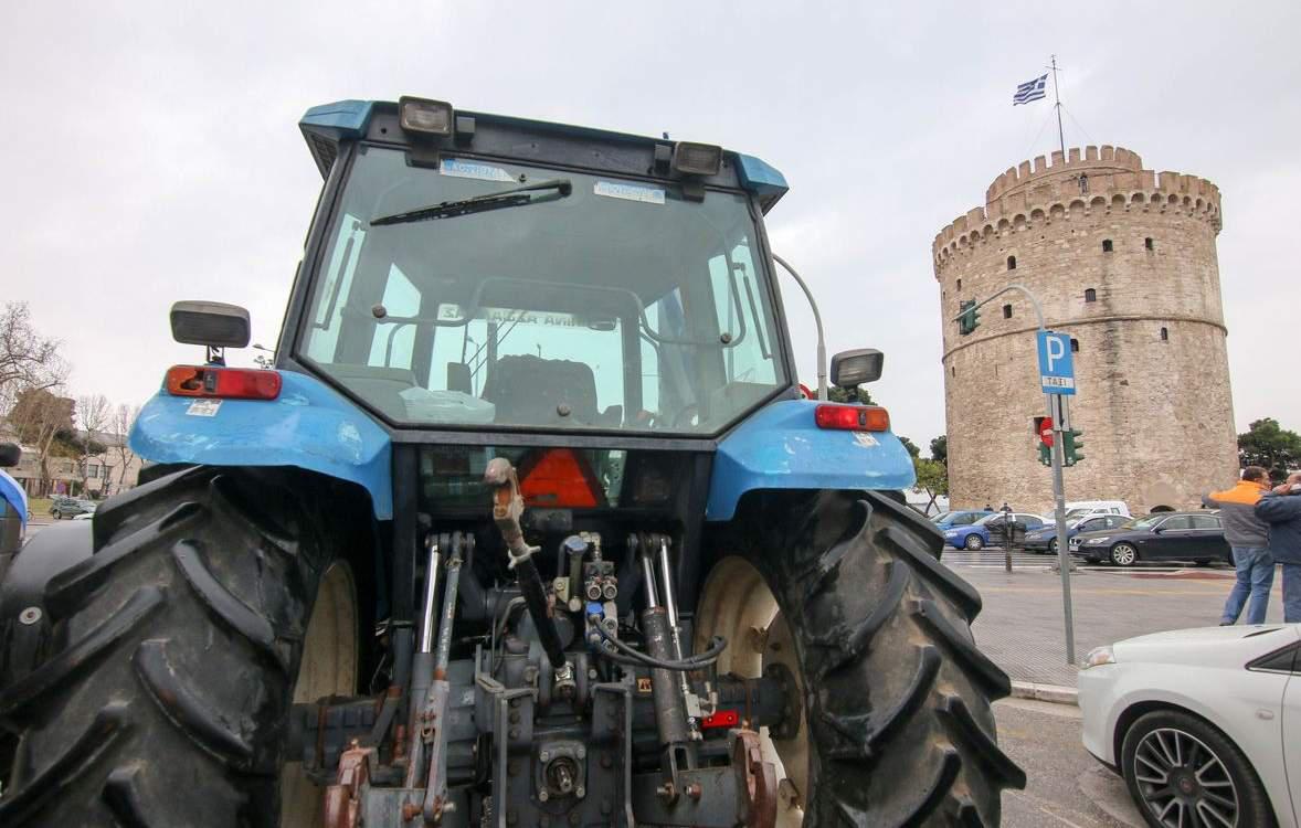 «Μπλόκο» με τρακτέρ στον Λευκό Πύργο – Κλιμακώνουν τις κινητοποιήσεις οι αγρότες