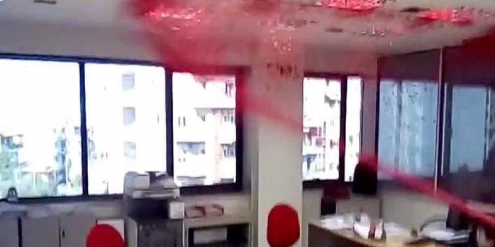 Η στιγμή της εισβολής των αντιεξουσιαστών στην Adecco στη Θεσσαλονίκη [βίντεο]