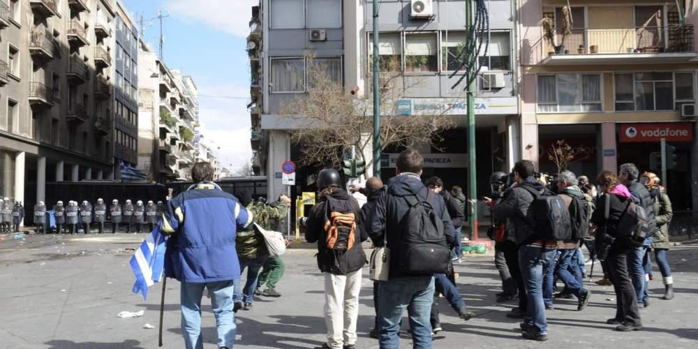 Στα γραφεία του ΣΥΡΙΖΑ οι αγρότες – Παρατεταγμένες κλούβες των ΜΑΤ