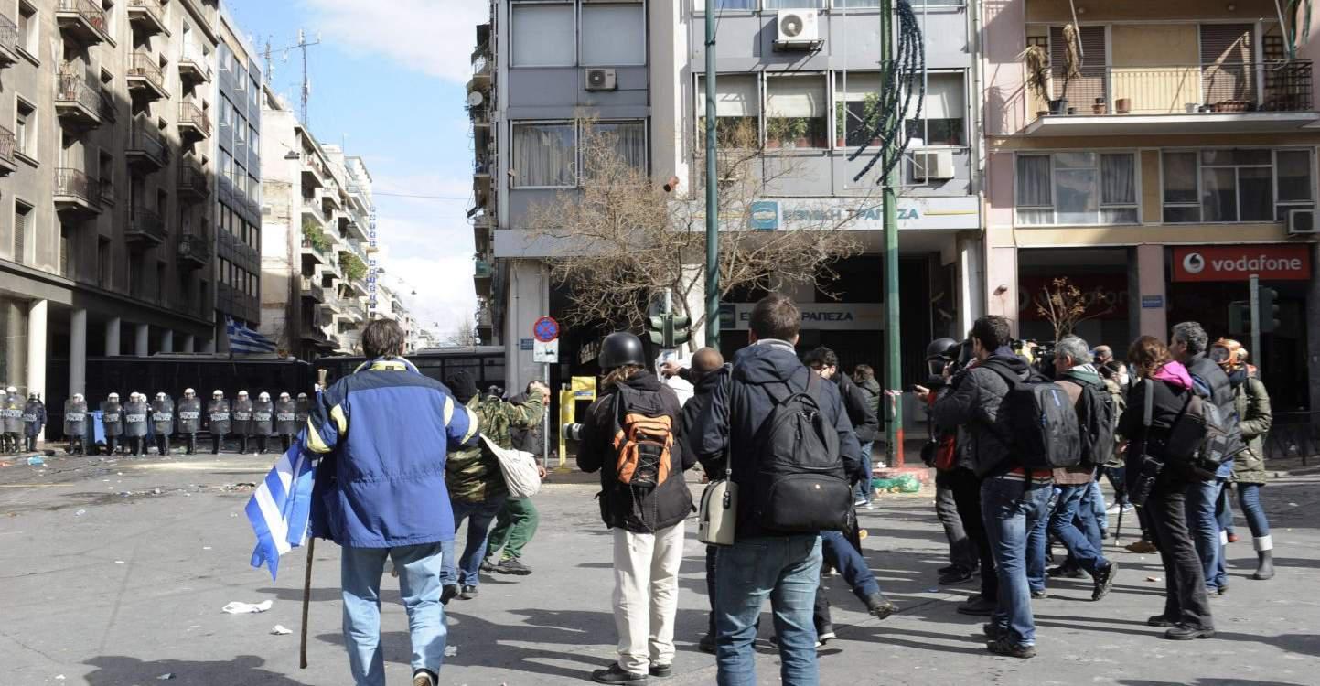 Στα γραφεία του ΣΥΡΙΖΑ οι αγρότες – Παρατεταγμένες κλούβες των ΜΑΤ