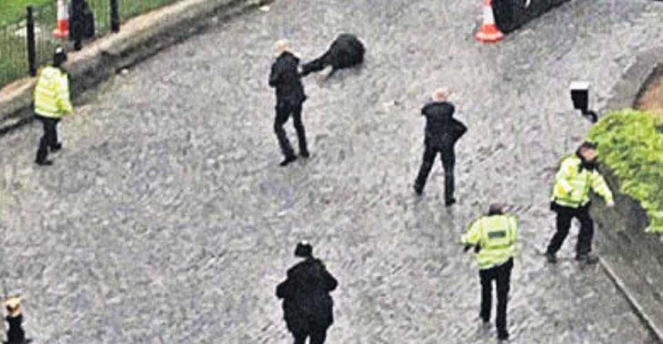 Η στιγμή όπου οι αστυνομικοί σκοτώνουν τον μακελάρη του Λονδίνου [εικόνες]