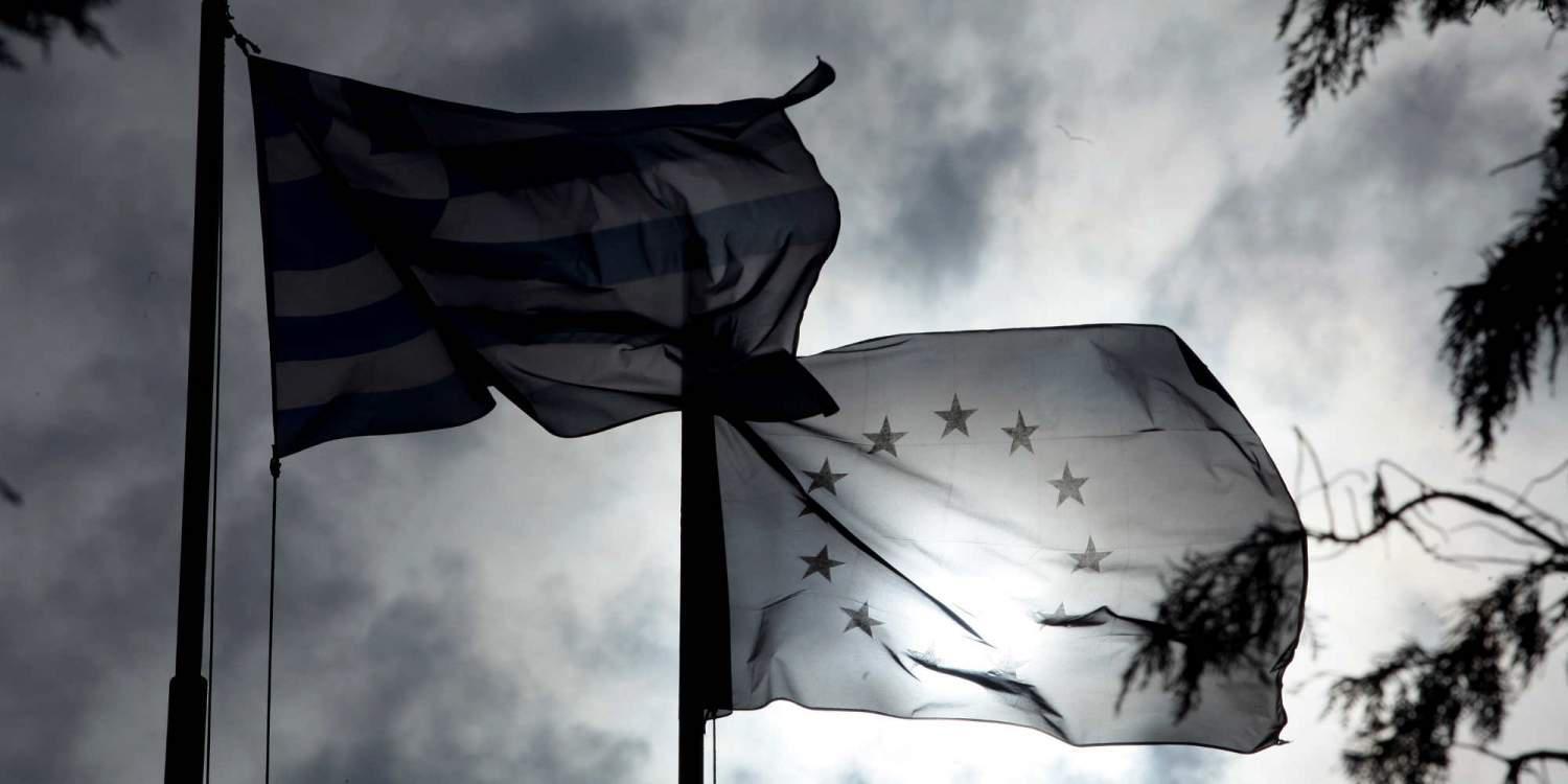 Bloomberg: Οι δανειστές πρέπει να αλλάξουν τη στάση τους απέναντι στο ελληνικό χρέος