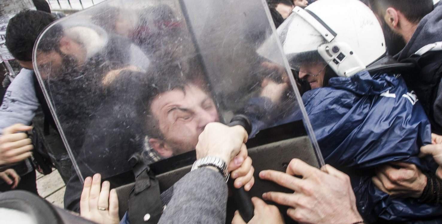 Επεισόδια στη Θεσσαλονίκη: «Εσύ ζεις με 400 ευρώ» φώναζαν στον Τσίπρα [βίντεο]