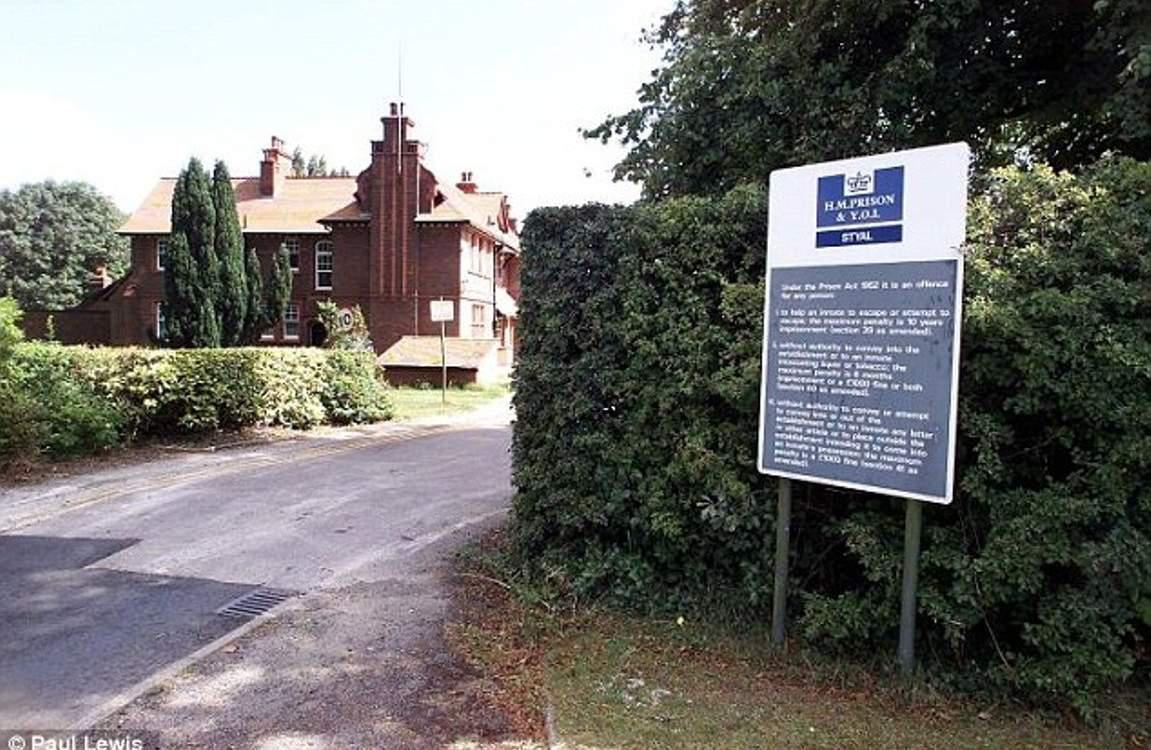 Πανικός με την γυμνή φωτογραφία της ξανθιάς φρουρού φυλακών [εικόνες]