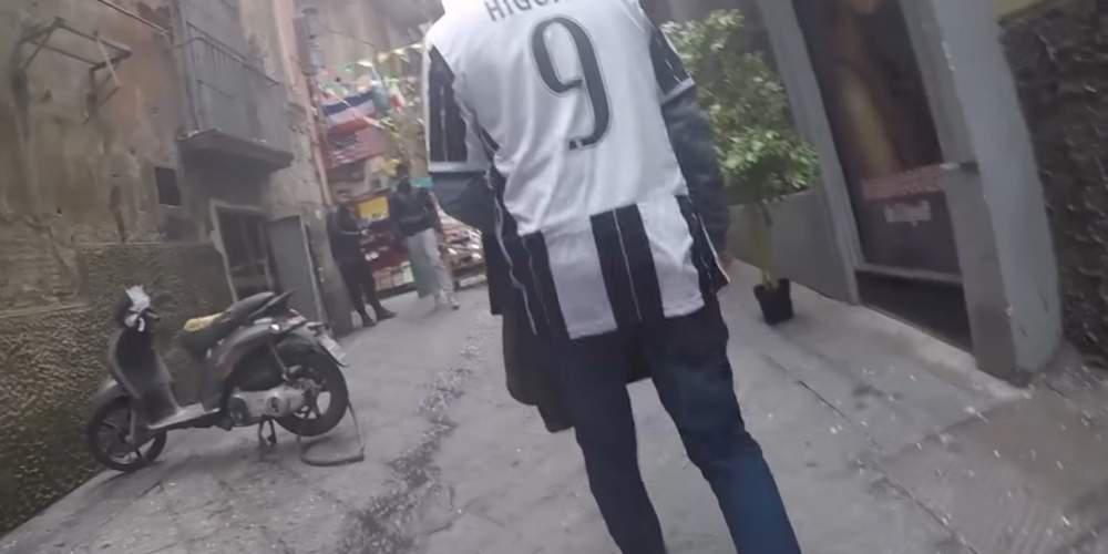 Οπαδός της Γιουβέντους κάνει βόλτα στο κέντρο της Νάπολης με φανέλα… Ιγκουαΐν [βίντεο]