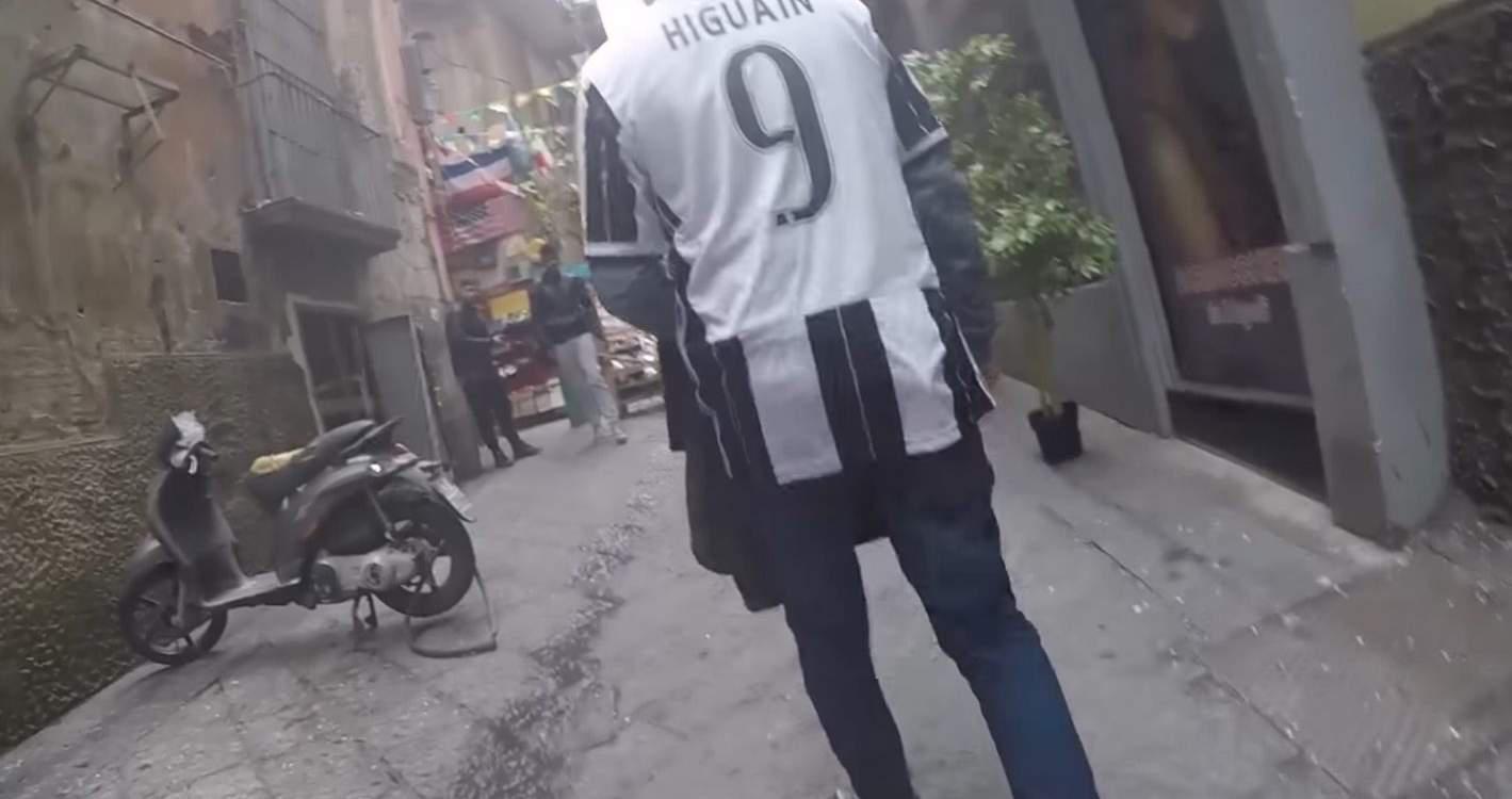 Οπαδός της Γιουβέντους κάνει βόλτα στο κέντρο της Νάπολης με φανέλα… Ιγκουαΐν [βίντεο]