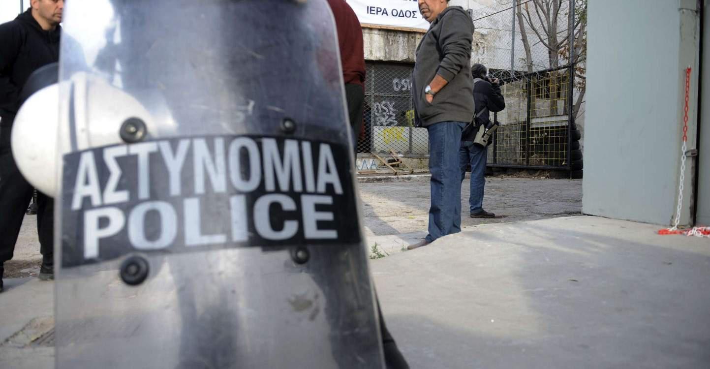 Αστυνομική επιχείρηση εκκένωσης καταλήψεων για μετανάστες στο κέντρο της Αθήνας