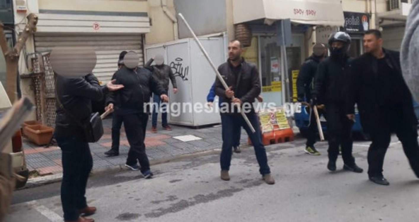 Με κράνη και ξύλα στα χέρια φυγαδεύτηκαν Κασιδιάρης-Ηλιόπουλος στη Μαγνησία [βίντεο]