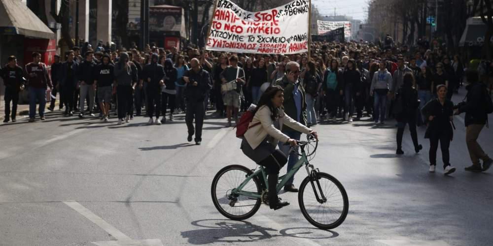 Σε μαθητικό κλοιό το κέντρο της Αθήνας – Κάνουν πορεία προς την Βουλή