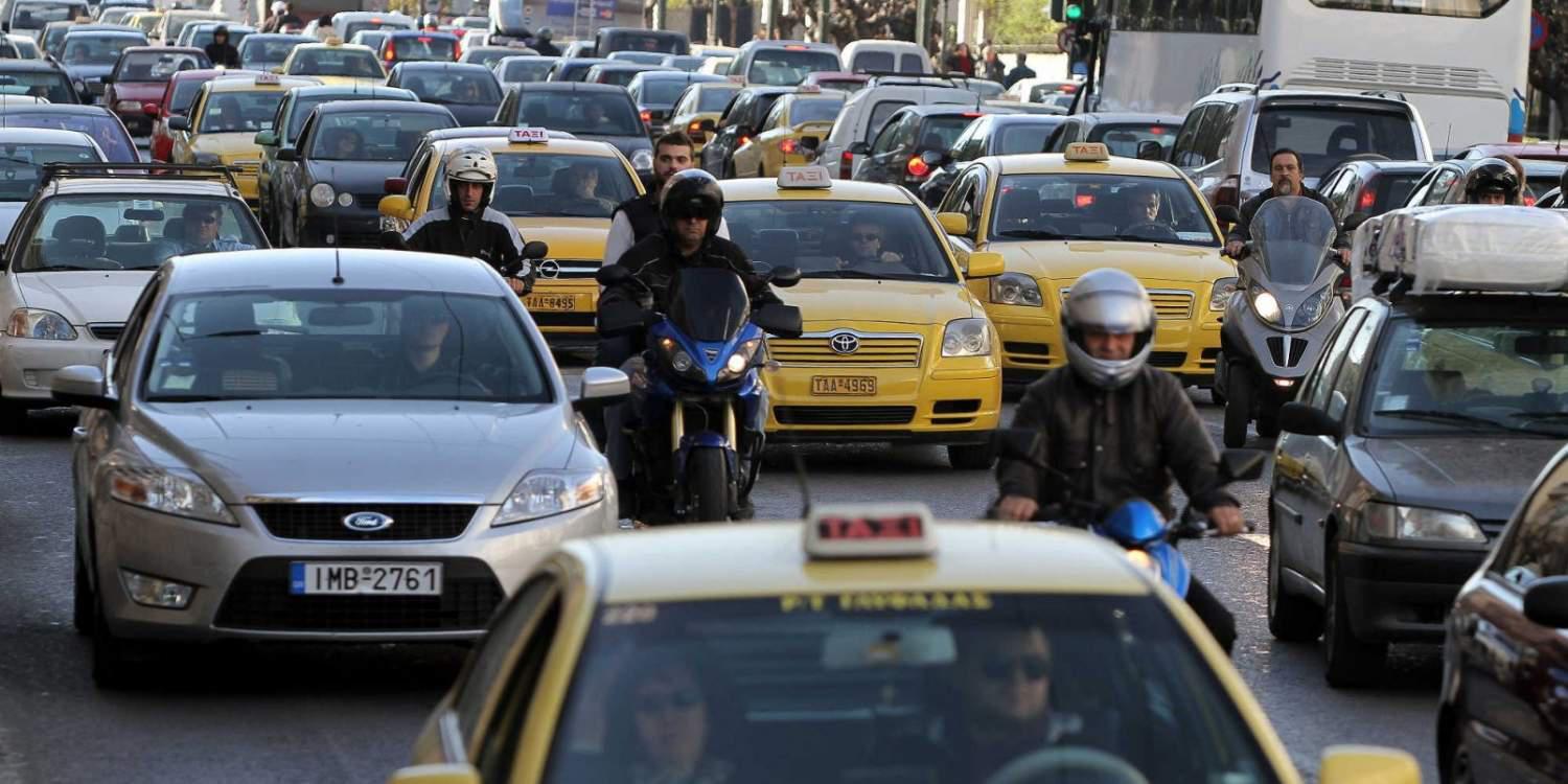 Τα δίκυκλα που κάνουν «σφήνες» στις λωρίδες φέρουν ευθύνη σε περίπτωση τροχαίου