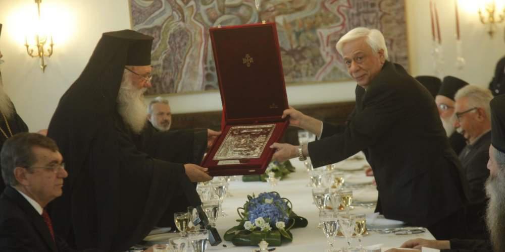 Η αντιφώνηση του Ιερώνυμου στον Παυλόπουλο στο γεύμα για την γιορτή της Ορθοδοξίας