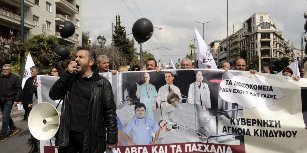 Οργή των γιατρών για Τσίπρα και Καμμένο στη πορεία στην Πλατεία Μαβίλη [εικόνες]